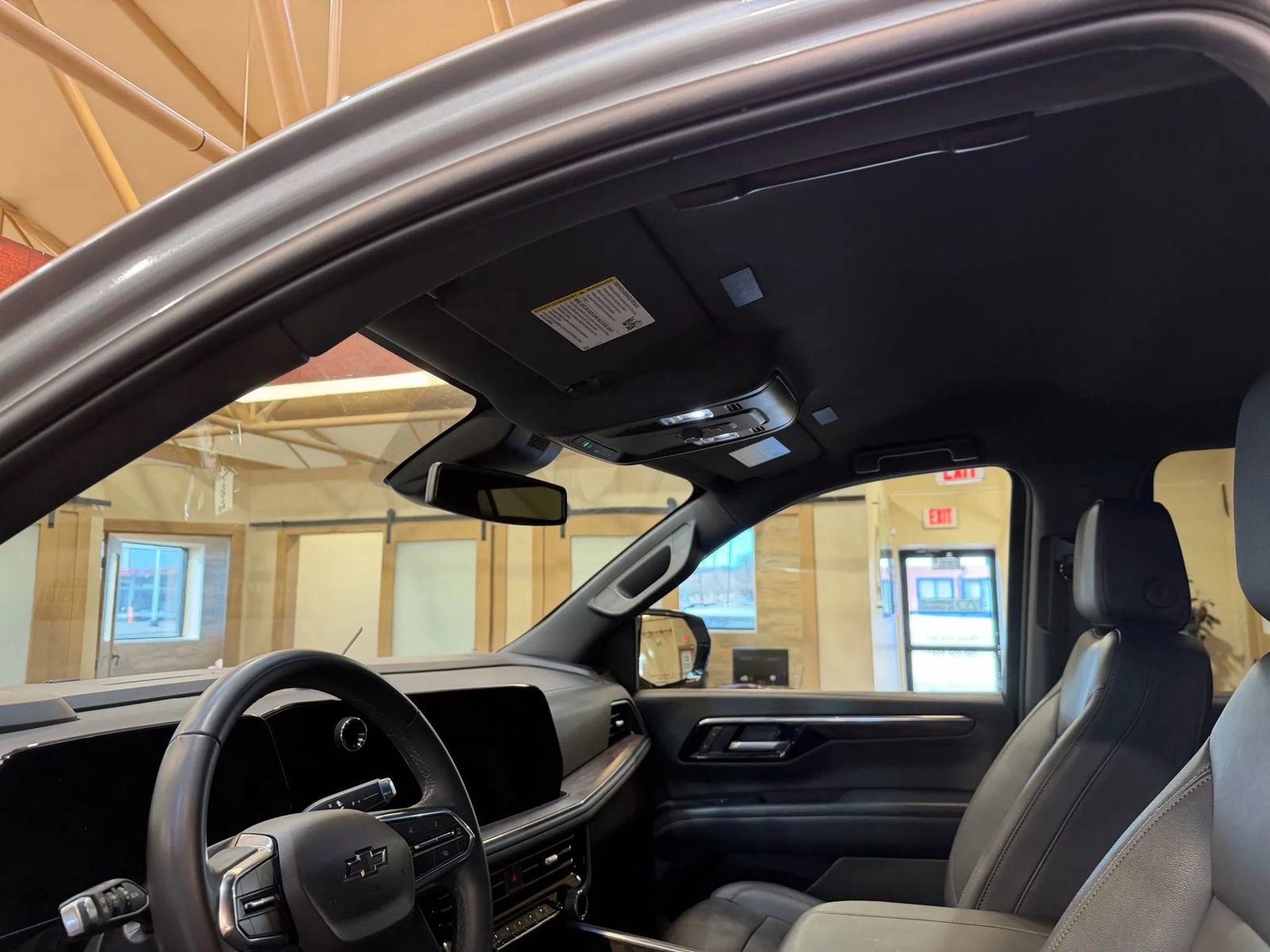 Used 2025 Chevrolet Suburban Z71 image 13