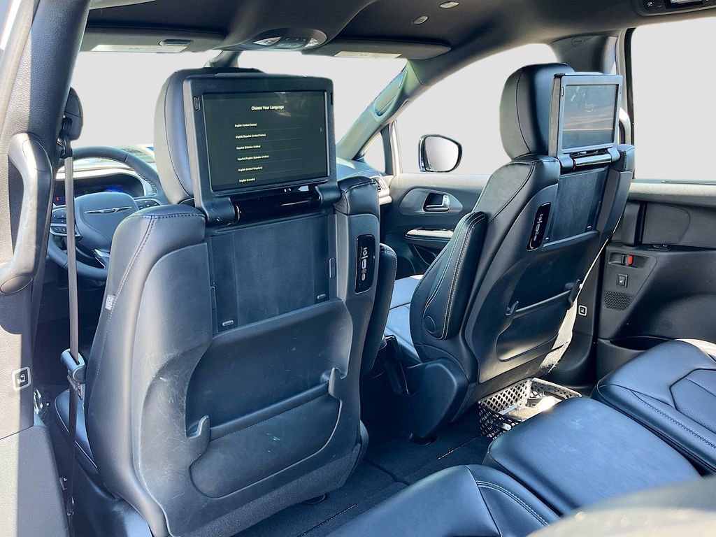 Certified 2025 Chrysler Pacifica Select w/ Uconnect Theater Family Group image 33