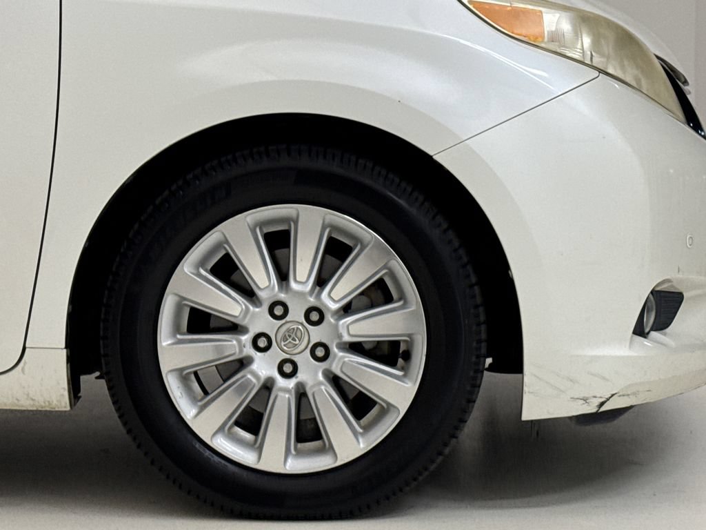 Used 2013 Toyota Sienna Limited w/ Premium Pkg FWD image 6