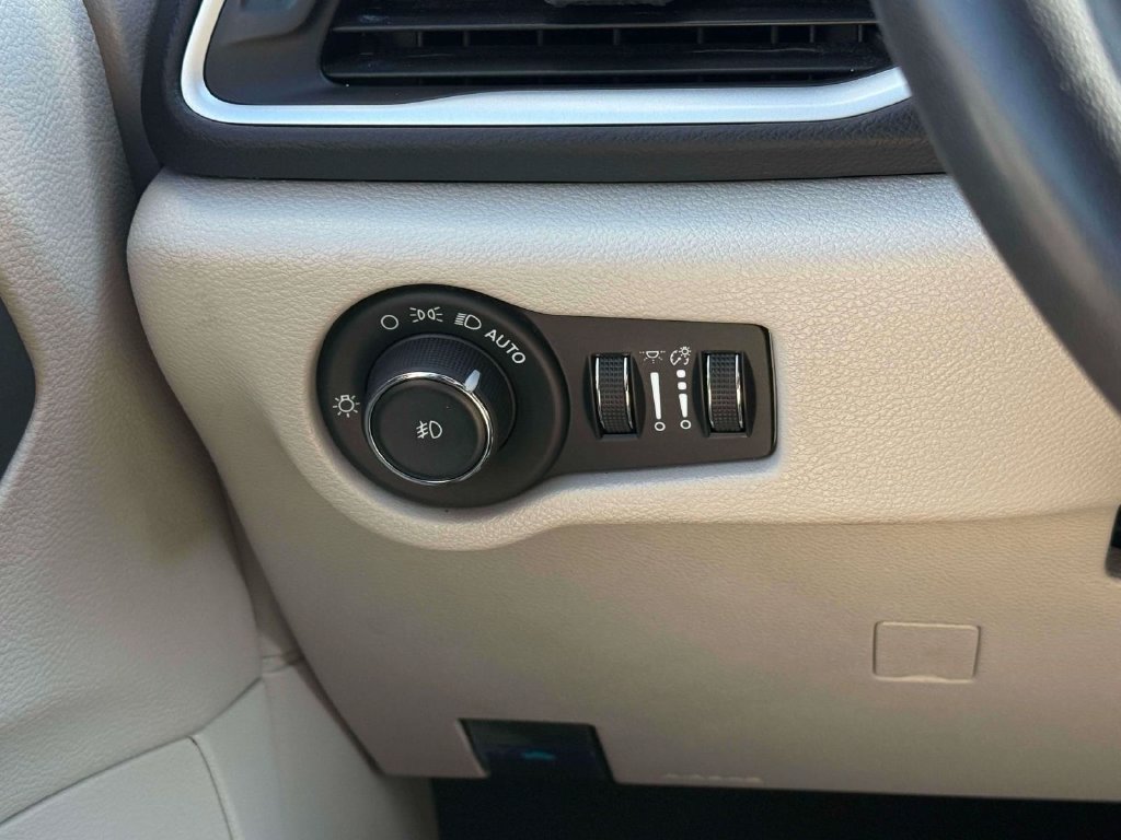 Used 2023 Chrysler Pacifica Touring-L FWD image 19