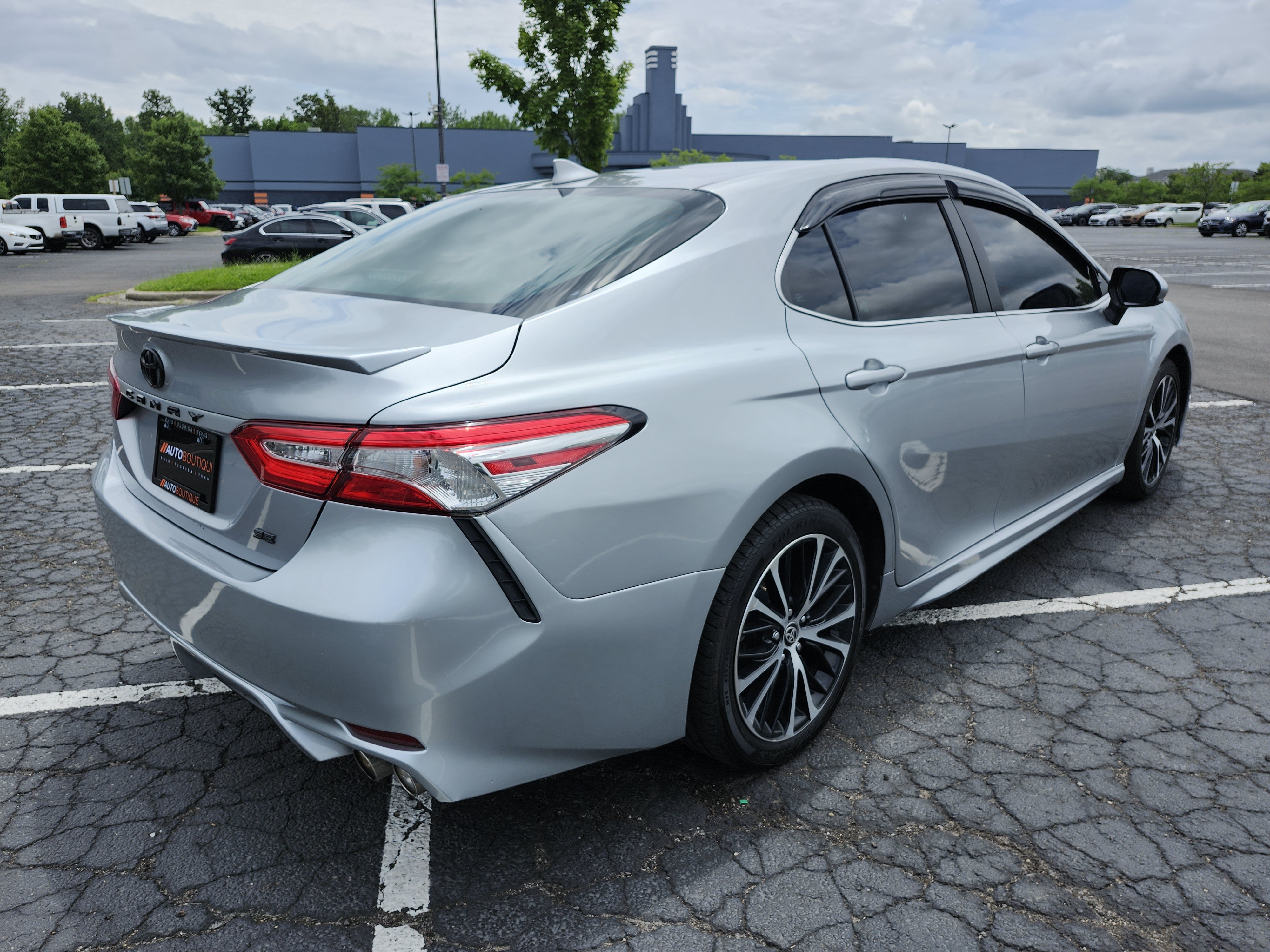 Used 2020 Toyota Camry SE FWD image 16