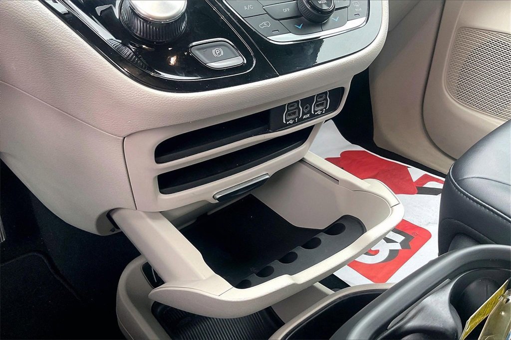 Used 2024 Chrysler Pacifica Touring-L image 22