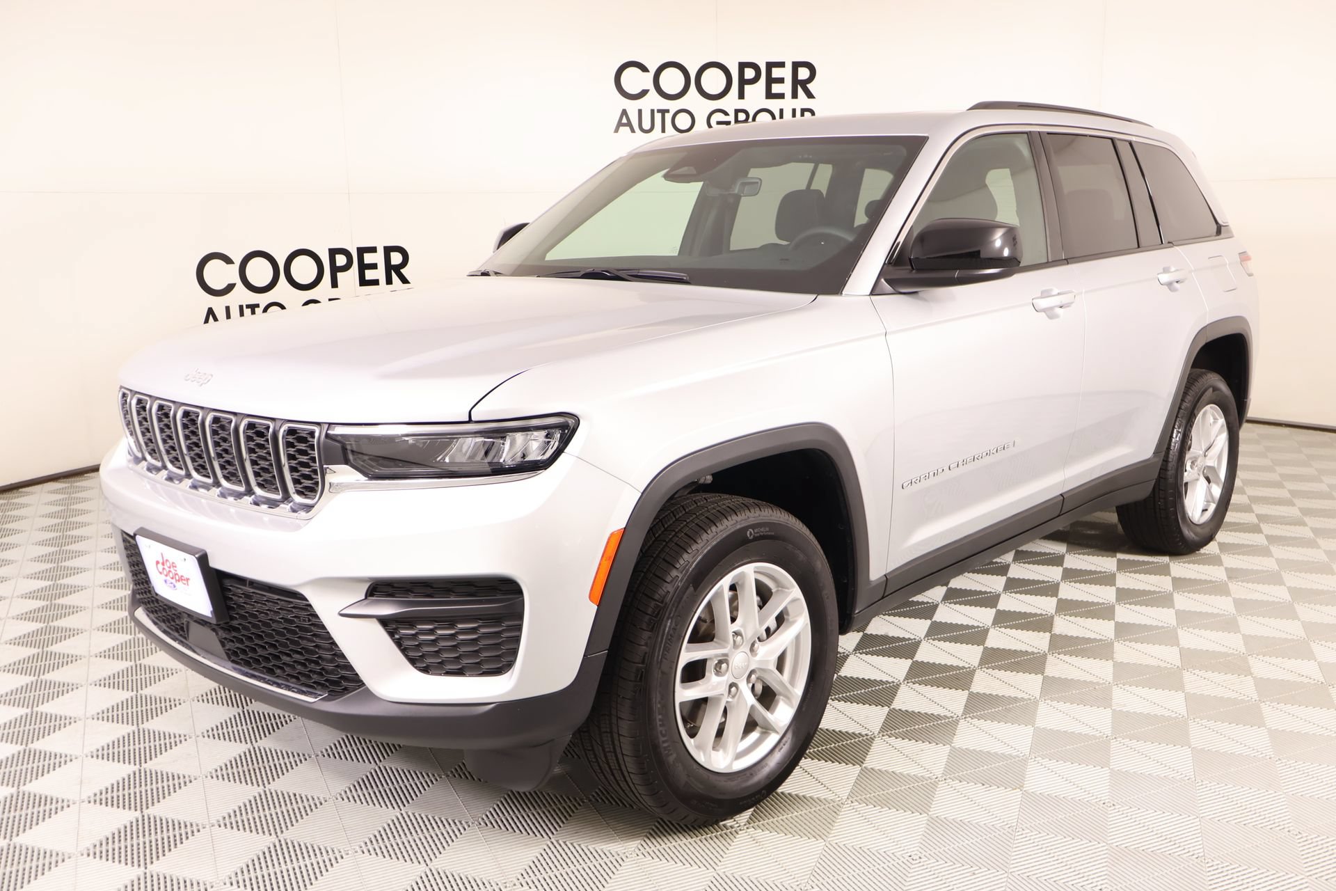 Used 2025 Jeep Grand Cherokee Laredo X RWD image 9