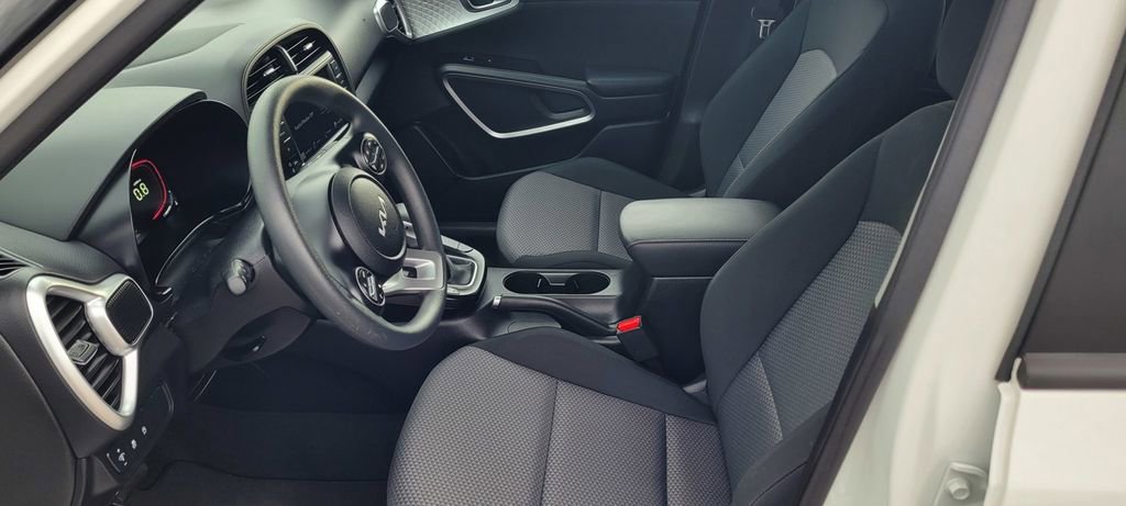 Used 2025 Kia Soul LX w/ LX Technology Package FWD image 9