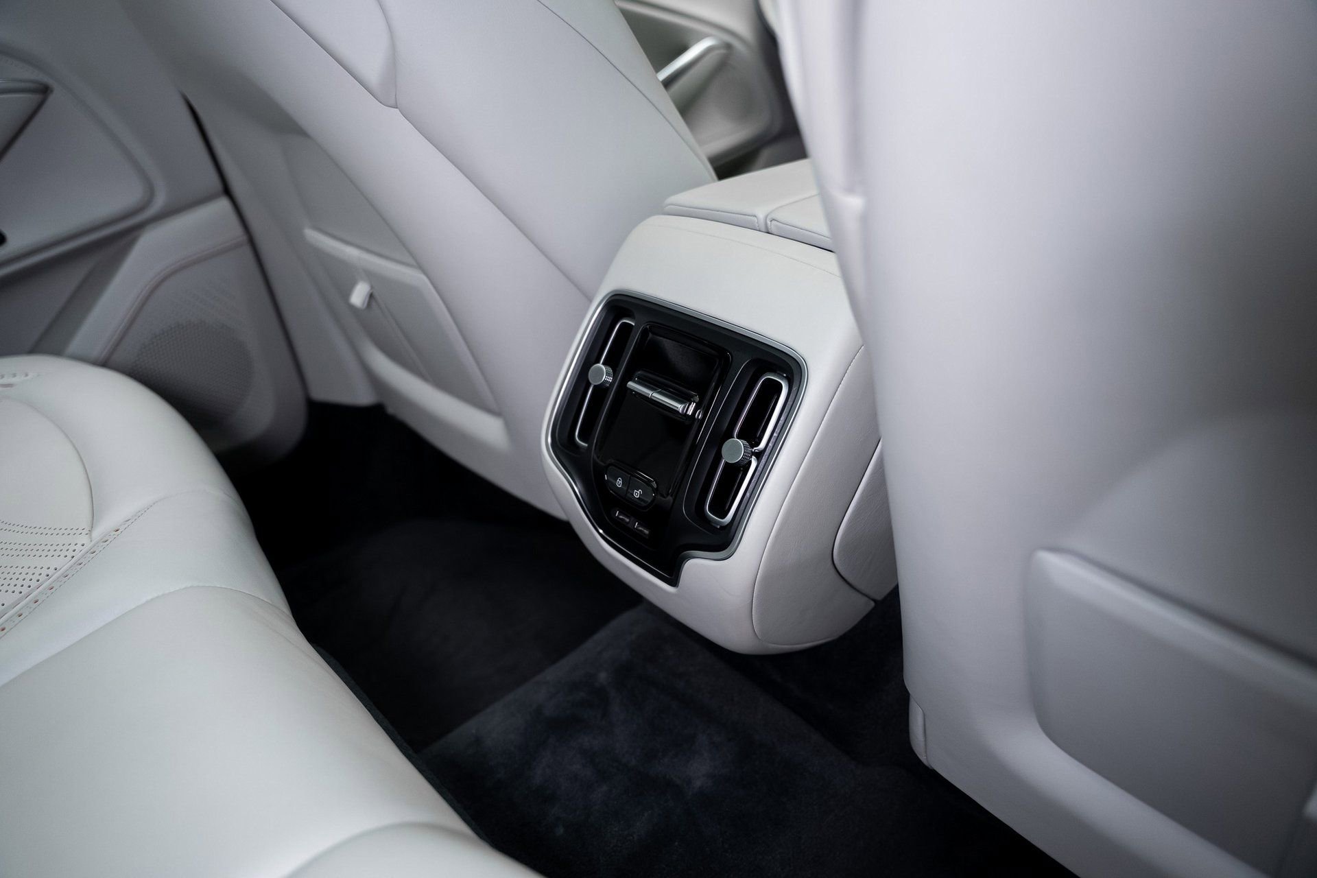 Used 2022 Aston Martin DBX image 70