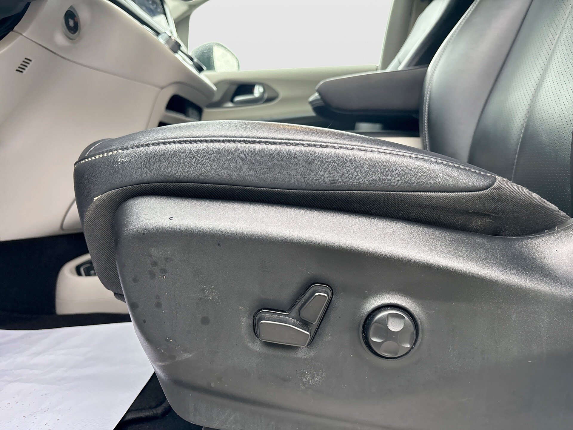 Used 2024 Chrysler Pacifica Touring-L FWD image 16