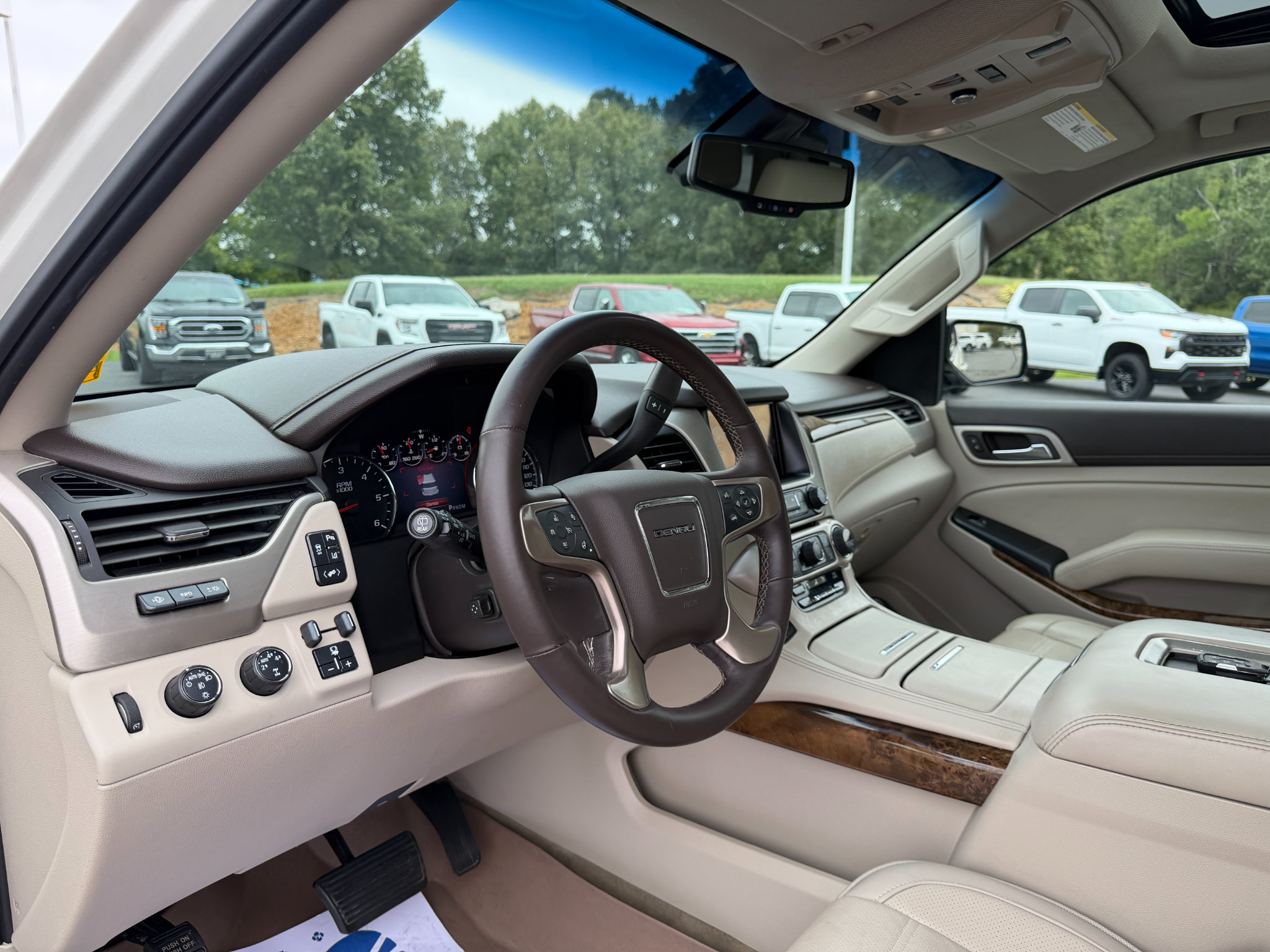 Used 2015 GMC Yukon Denali w/ Touring Package AWD/4WD image 38