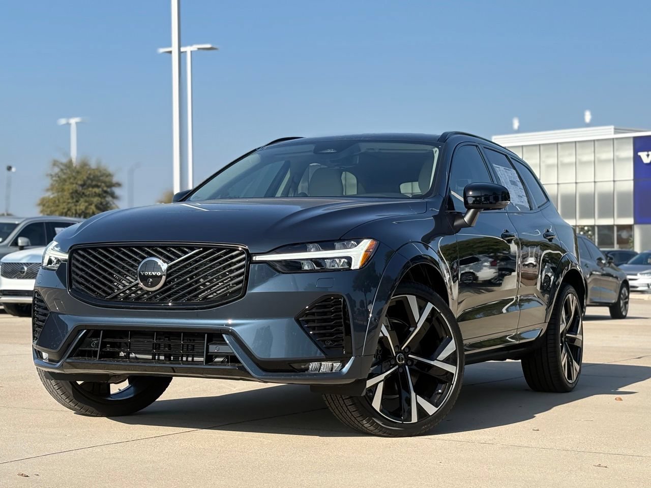 New 2026 Volvo XC60 B5 Ultra w/ Protection Package Premier AWD/4WD image 2