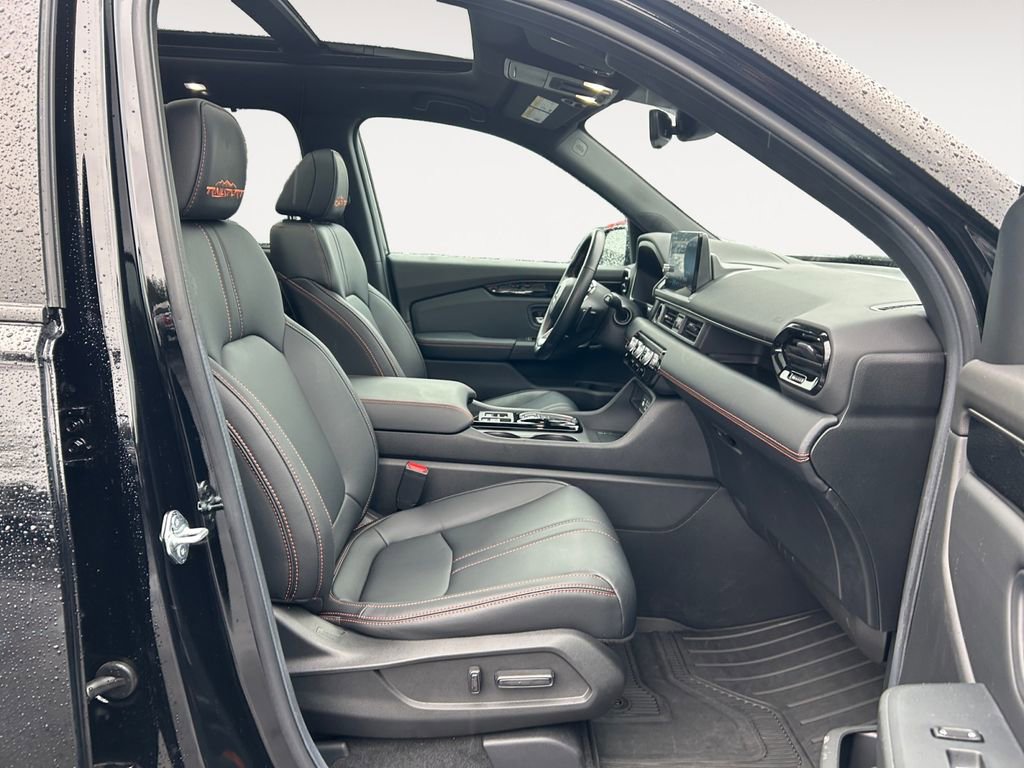 Used 2025 Honda Pilot TrailSport image 10