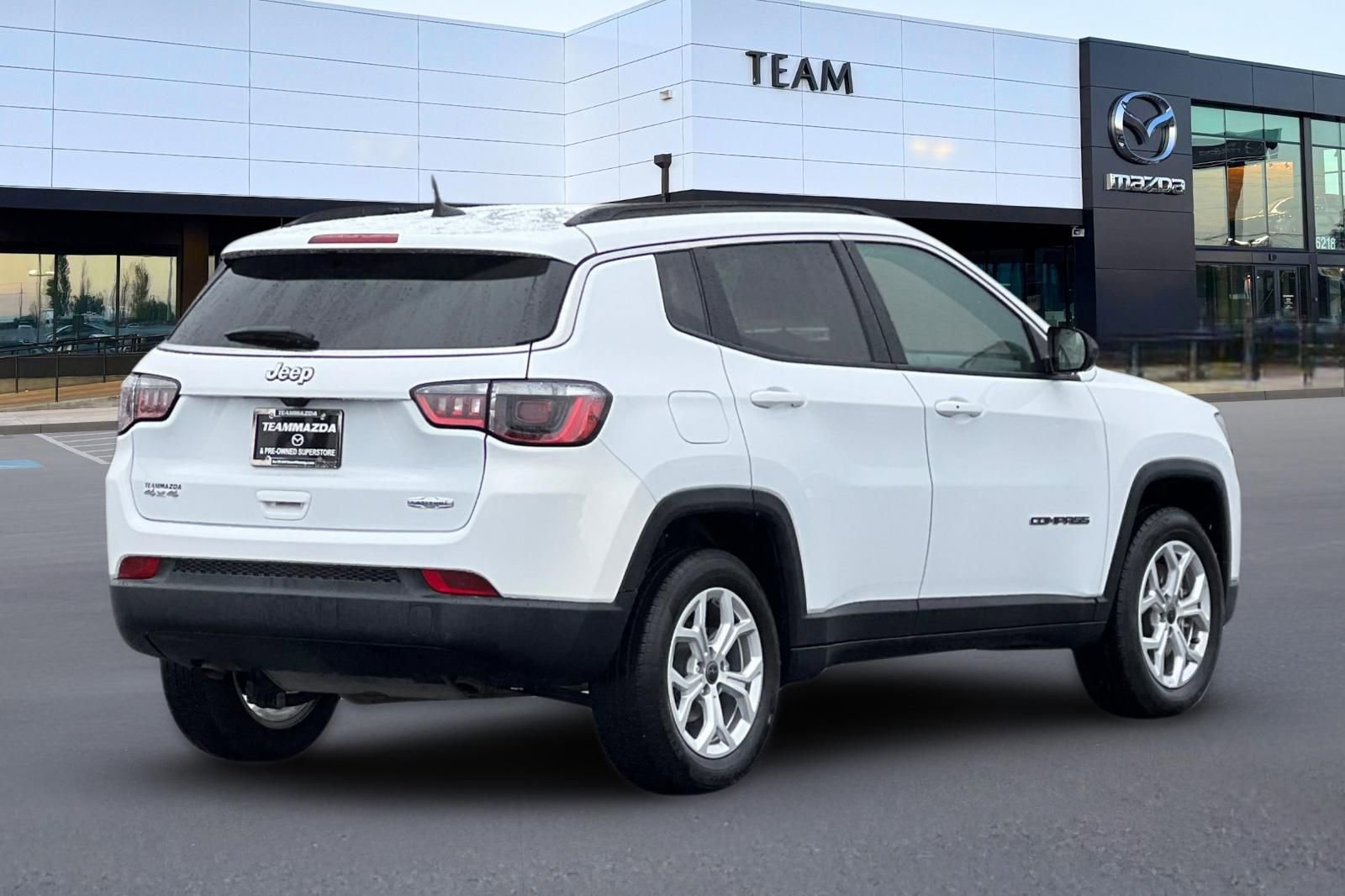 Used 2025 Jeep Compass Latitude image 4