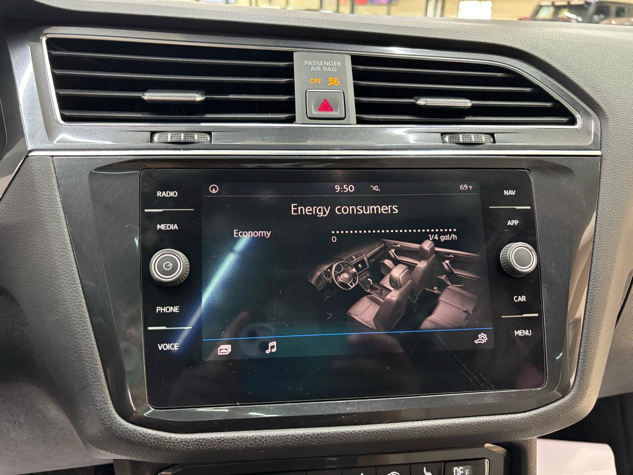 Used 2018 Volkswagen Tiguan SEL FWD image 24