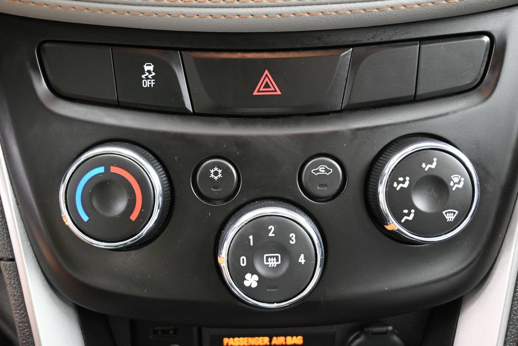 Used 2022 Chevrolet Trax LT w/ LT Convenience Package AWD/4WD image 28