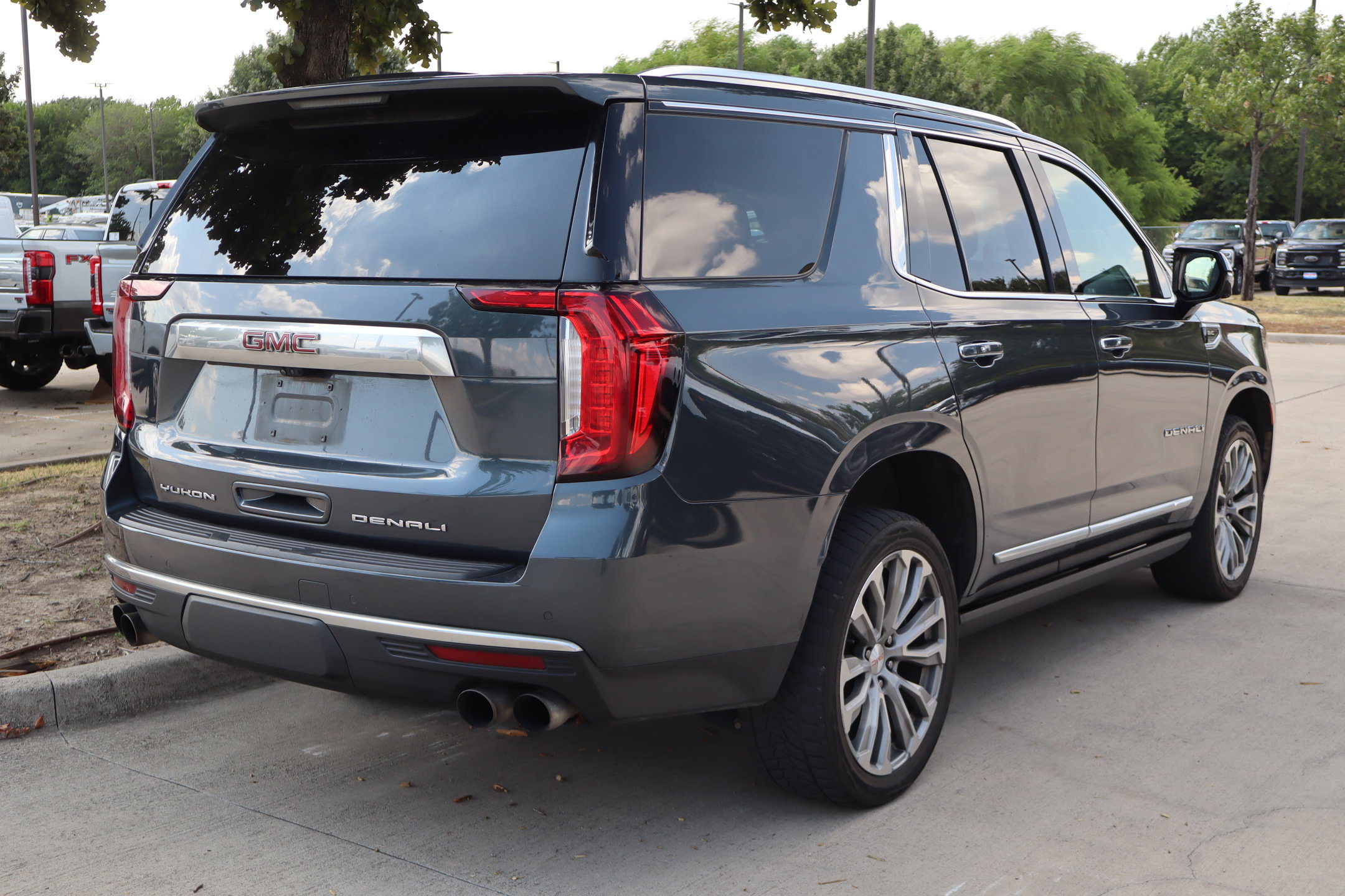 Used 2021 GMC Yukon Denali w/ Denali Premium Package AWD/4WD image 3