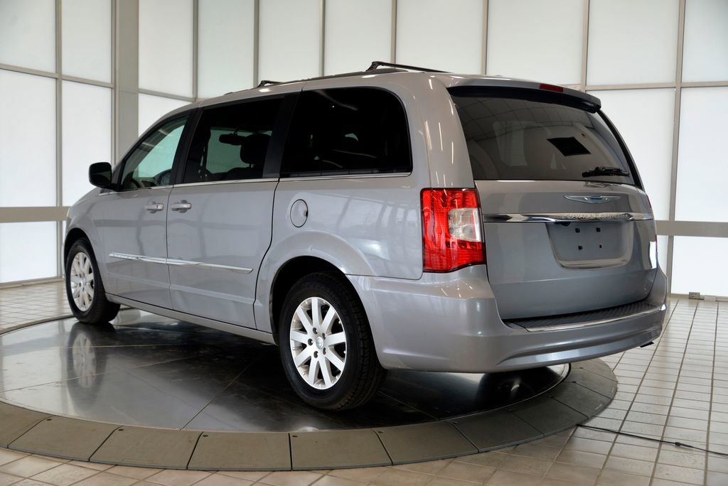 Used 2015 Chrysler Town & Country Touring FWD image 7