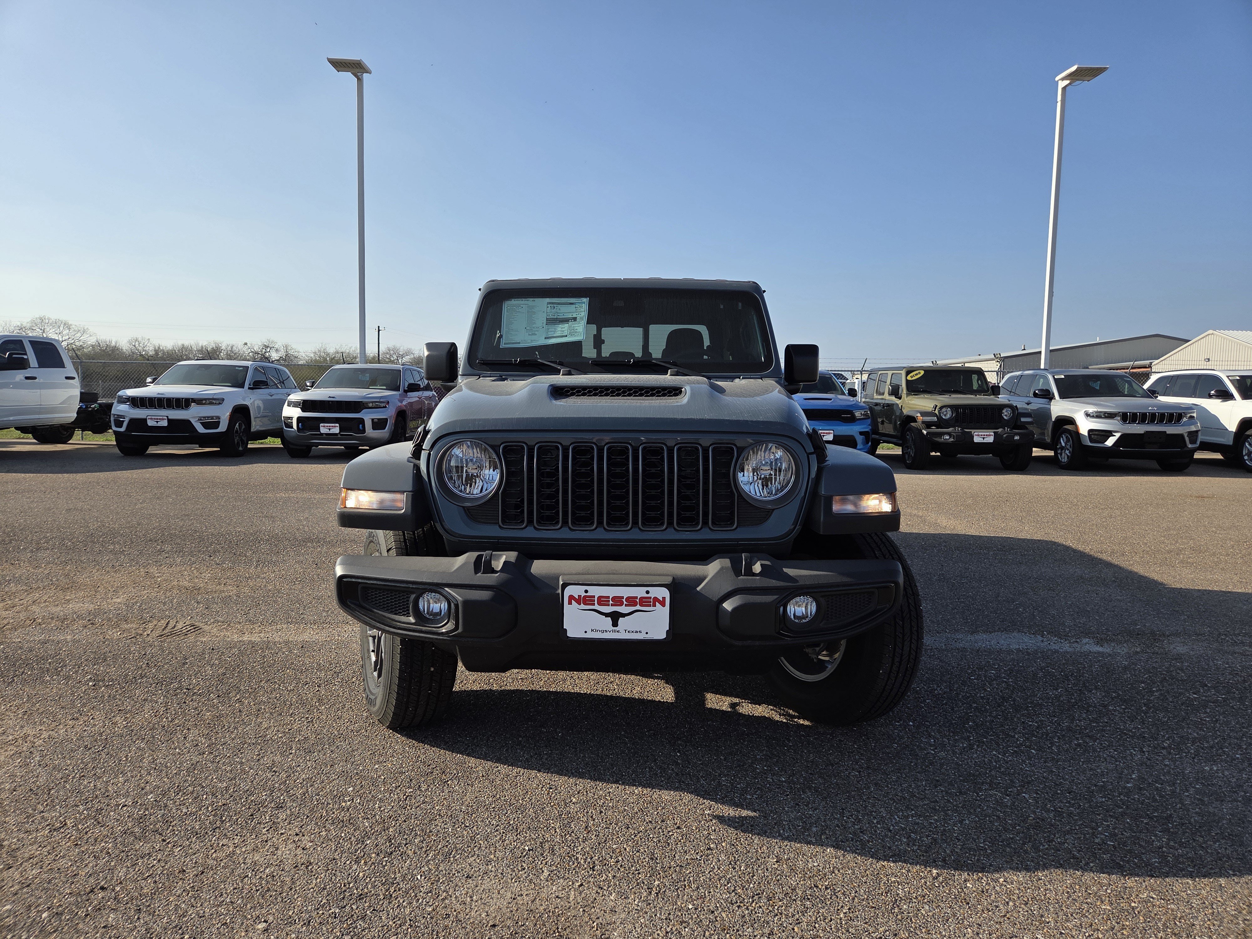 Used 2025 Jeep Gladiator Sport AWD/4WD image 2