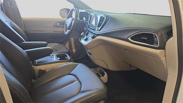 Used 2024 Chrysler Pacifica Select image 16