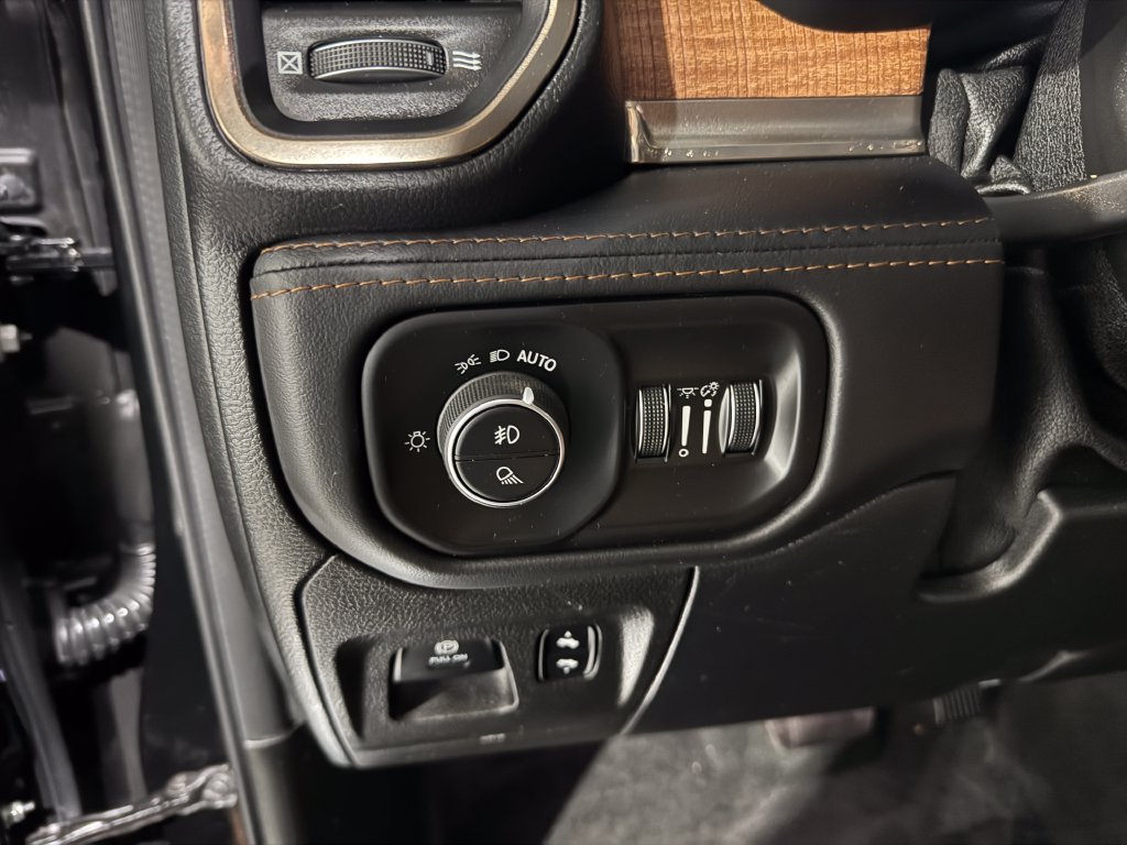 Used 2022 RAM 1500 Limited w/ Body-Colour Bumper Group AWD/4WD image 34