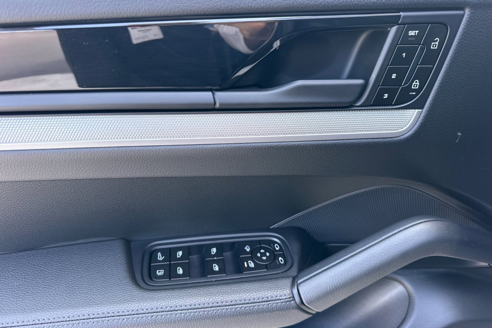 Certified 2025 Porsche Cayenne E-Hybrid image 12