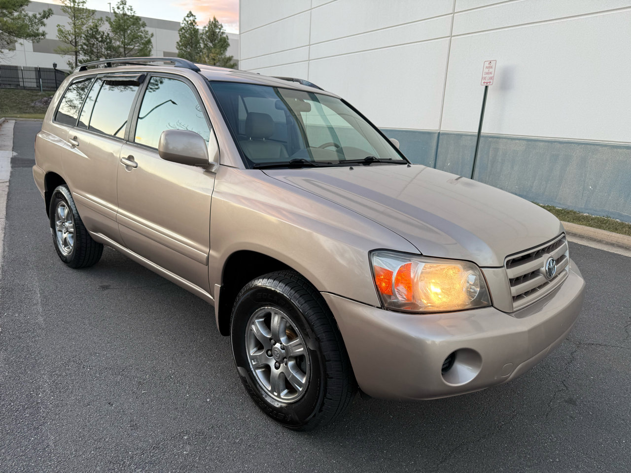Used 2005 Toyota Highlander 4WD V6 w/ 3rd Row image 11