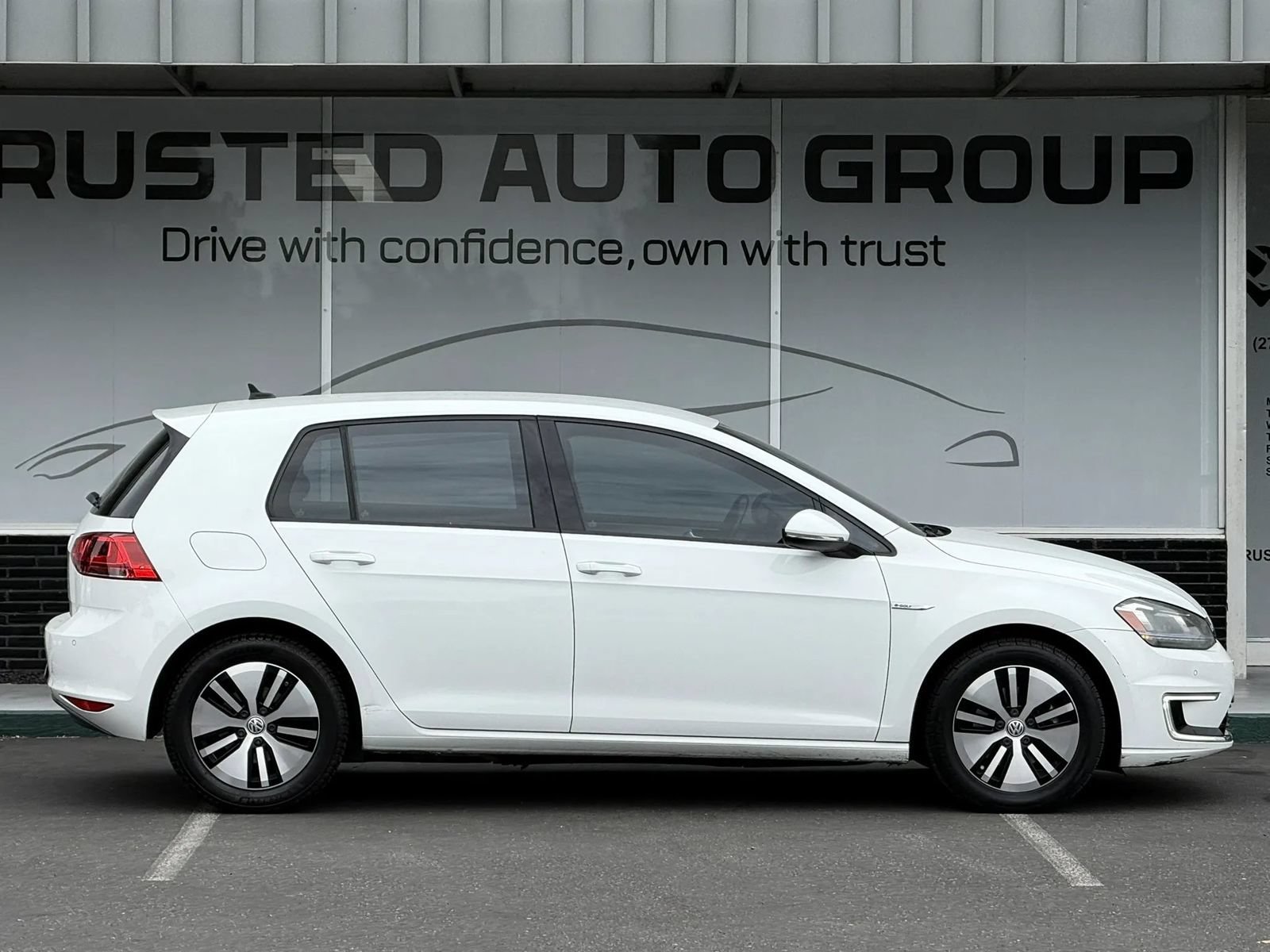 Used 2015 Volkswagen e-Golf SEL Premium FWD image 5