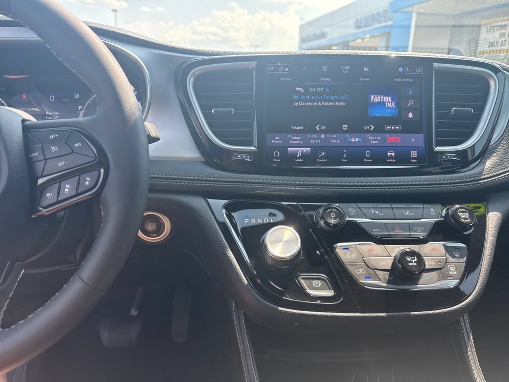 Used 2025 Chrysler Pacifica Limited FWD image 20