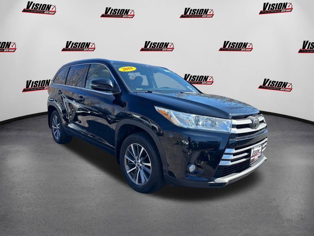Used 2018 Toyota Highlander XLE w/ Carpet Mat Package (TMS) AWD/4WD image 3
