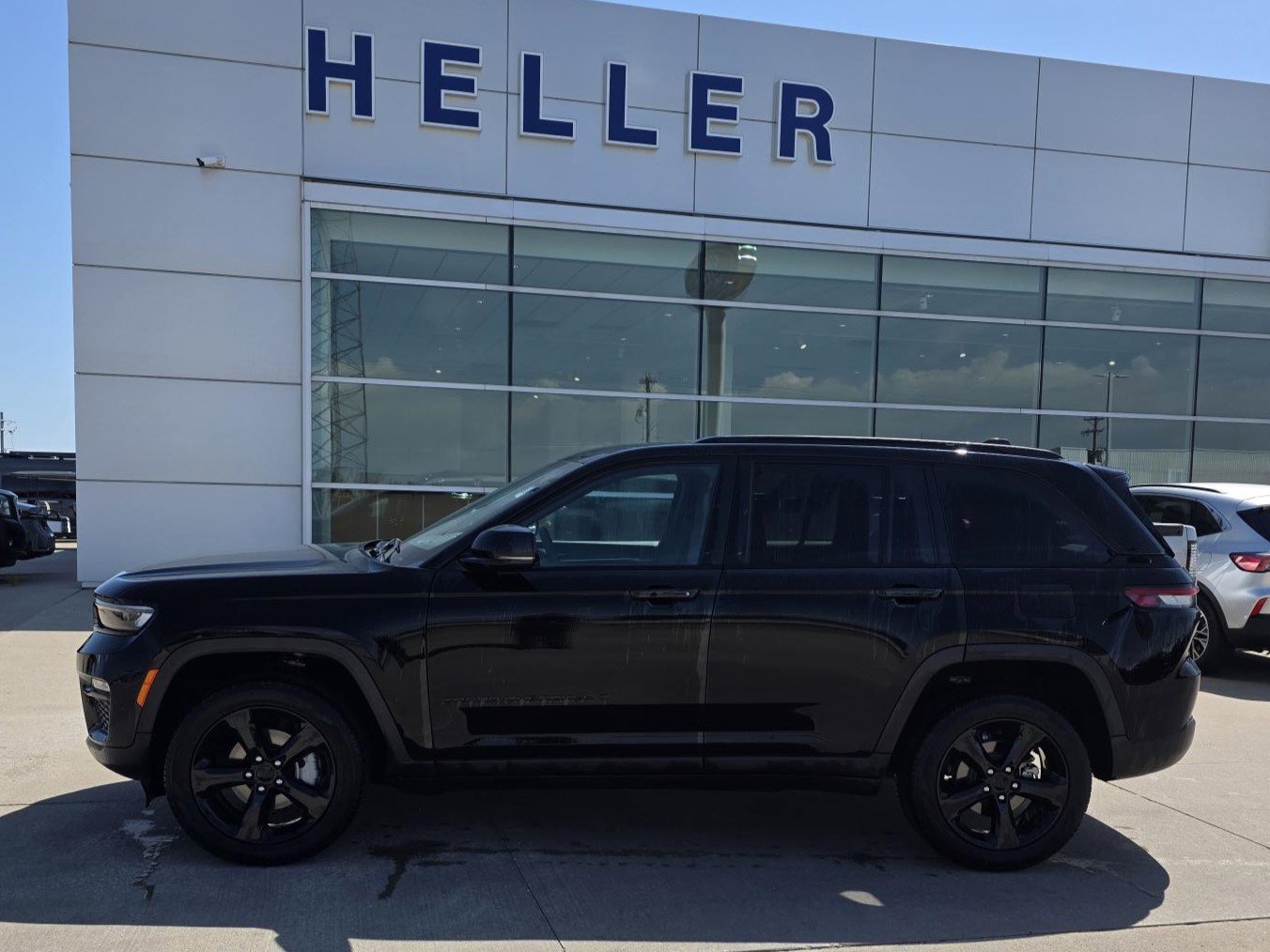 Used 2025 Jeep Grand Cherokee Limited w/ Black Appearance Package AWD/4WD image 3