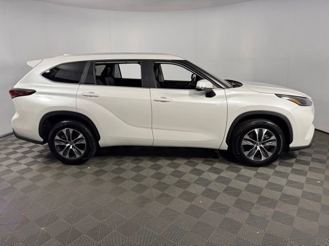 Used 2025 Toyota Highlander XLE FWD image 10