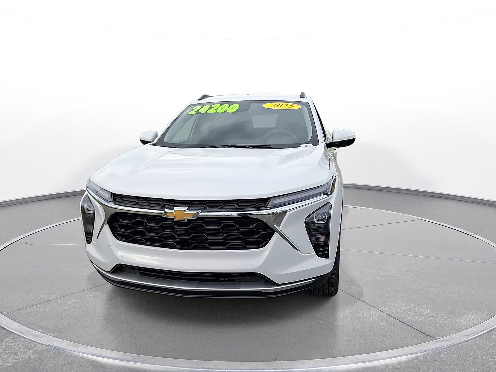 Used 2025 Chevrolet Trax LT FWD image 3