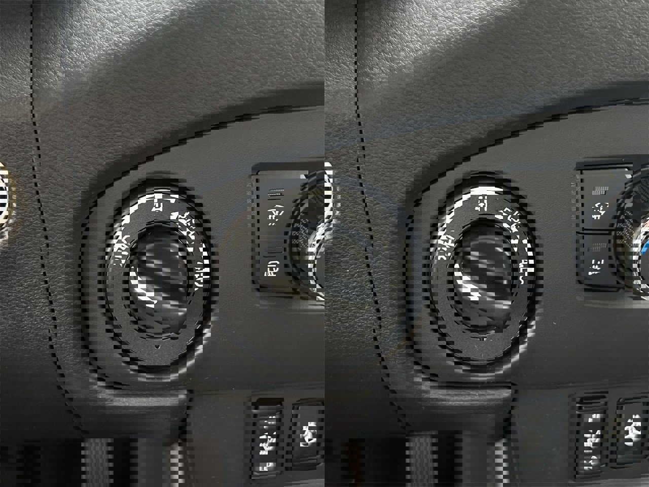 Certified 2023 Nissan Frontier PRO-4X w/ Pro Convenience Package image 11