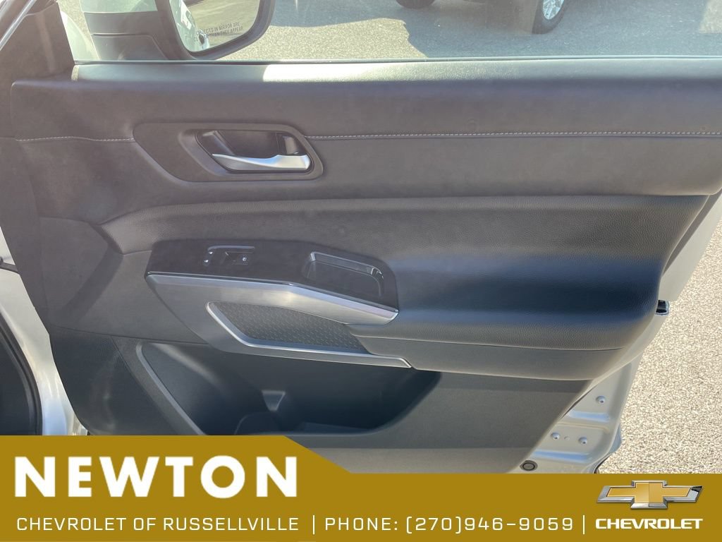 Used 2025 Nissan Pathfinder SL AWD/4WD image 30