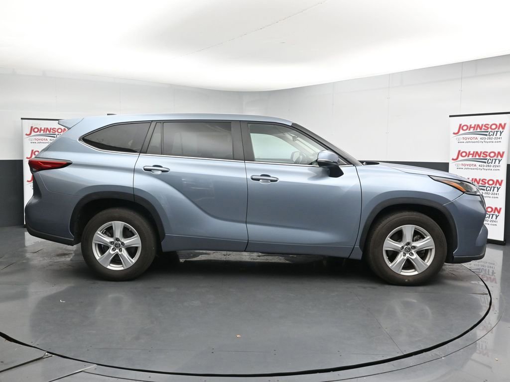 Used 2023 Toyota Highlander LE image 9