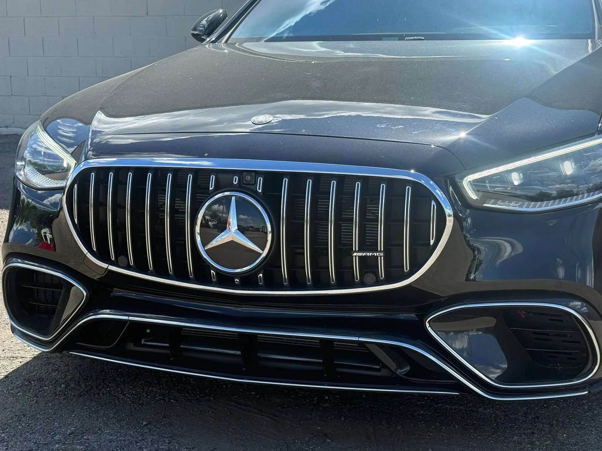 Used 2024 Mercedes-Benz S 63 AMG S w/ Carbon Fiber Exterior Package image 18