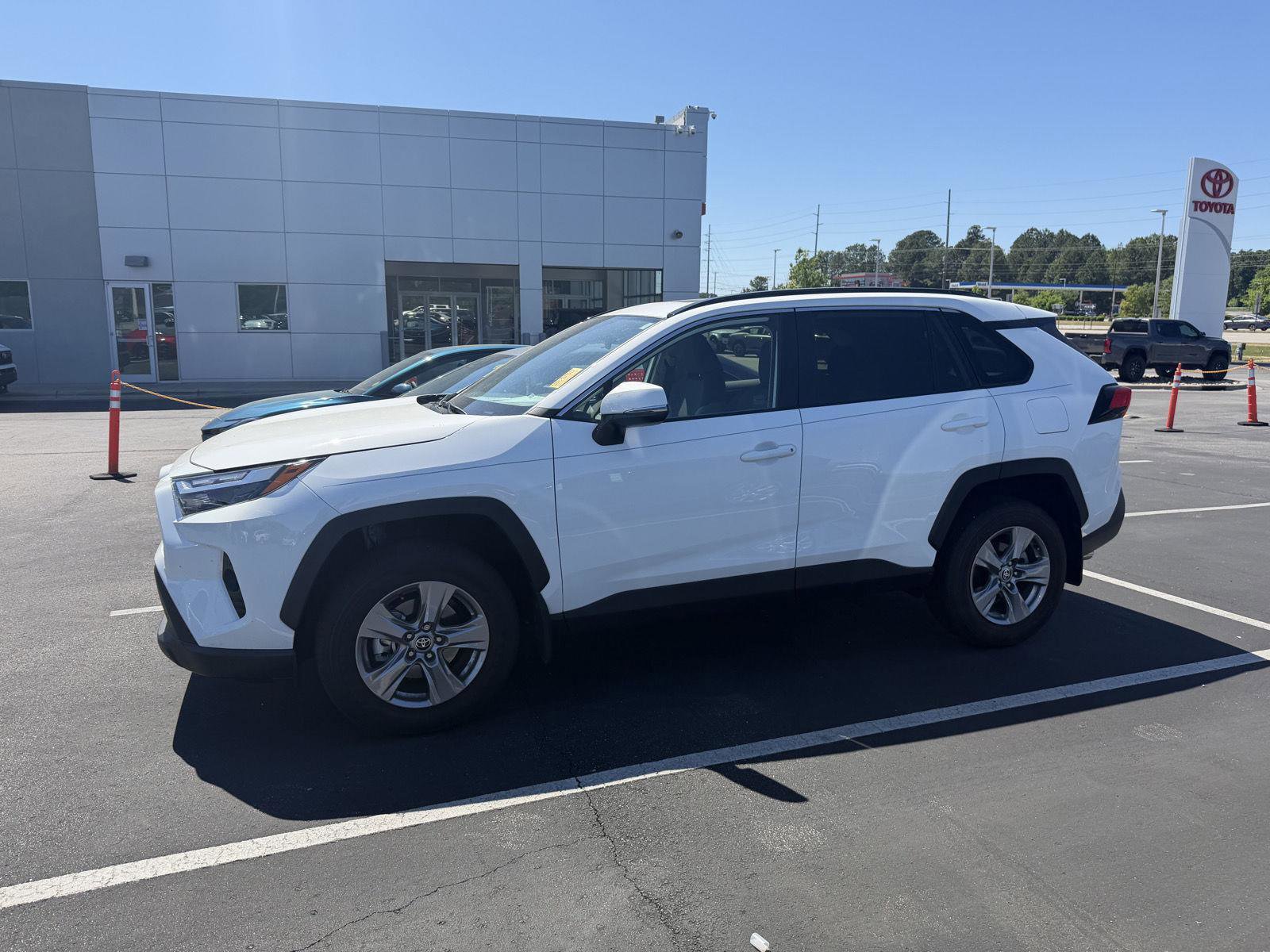 Used 2024 Toyota RAV4 XLE w/ Convenience Package FWD image 4