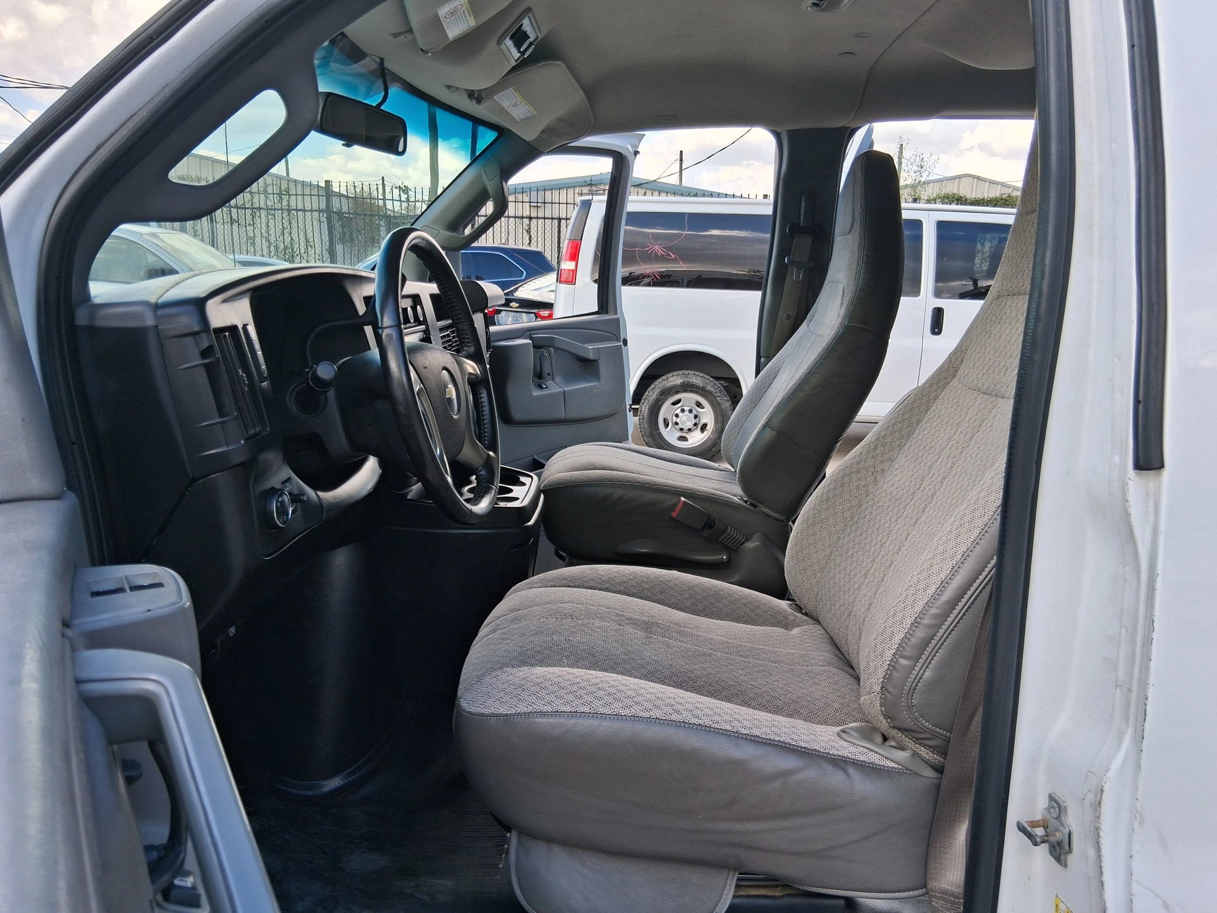 Used 2017 Chevrolet Express 2500 LS RWD image 21