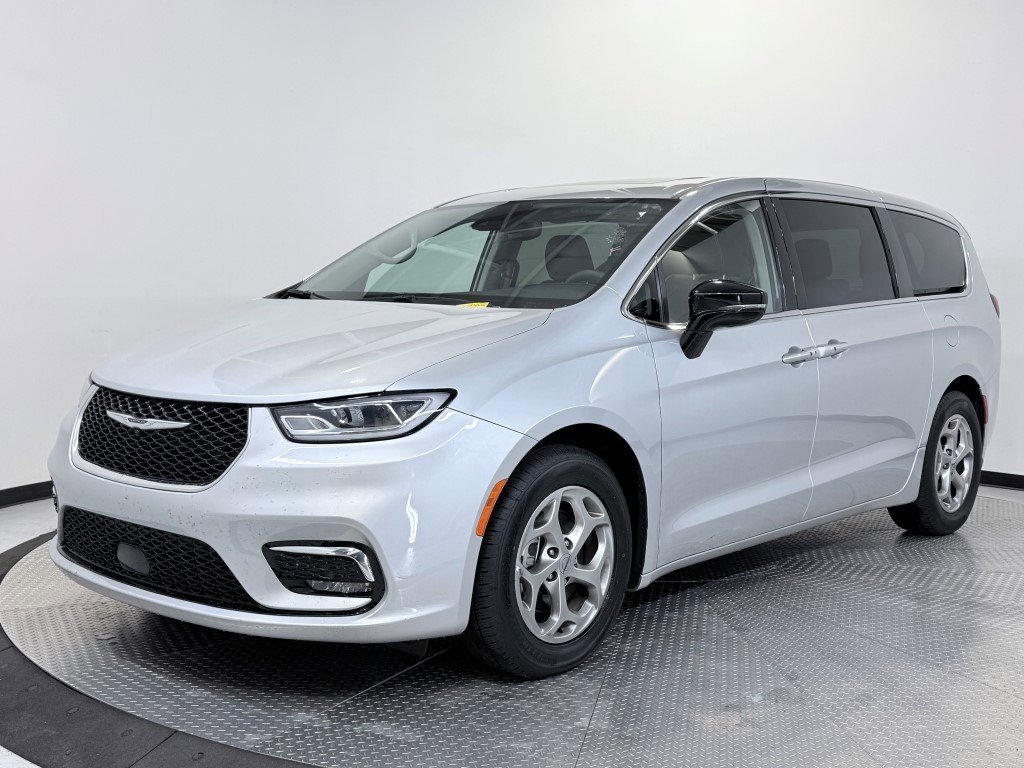 Used 2024 Chrysler Pacifica Limited image 3