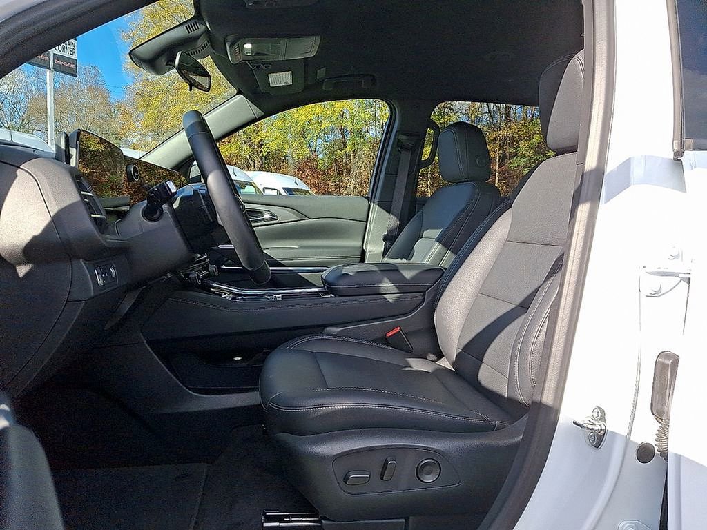 Used 2025 Chevrolet Traverse LT image 13