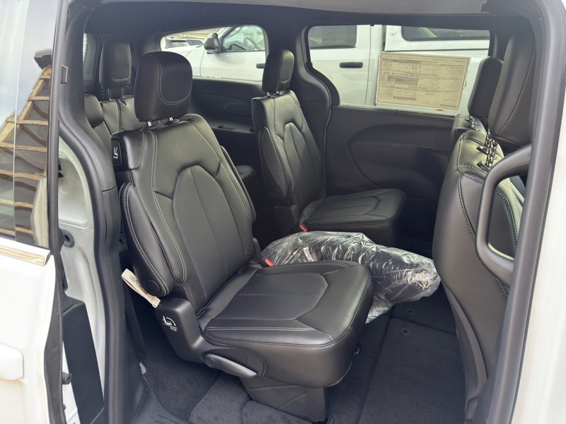 New 2026 Chrysler Pacifica Select image 33
