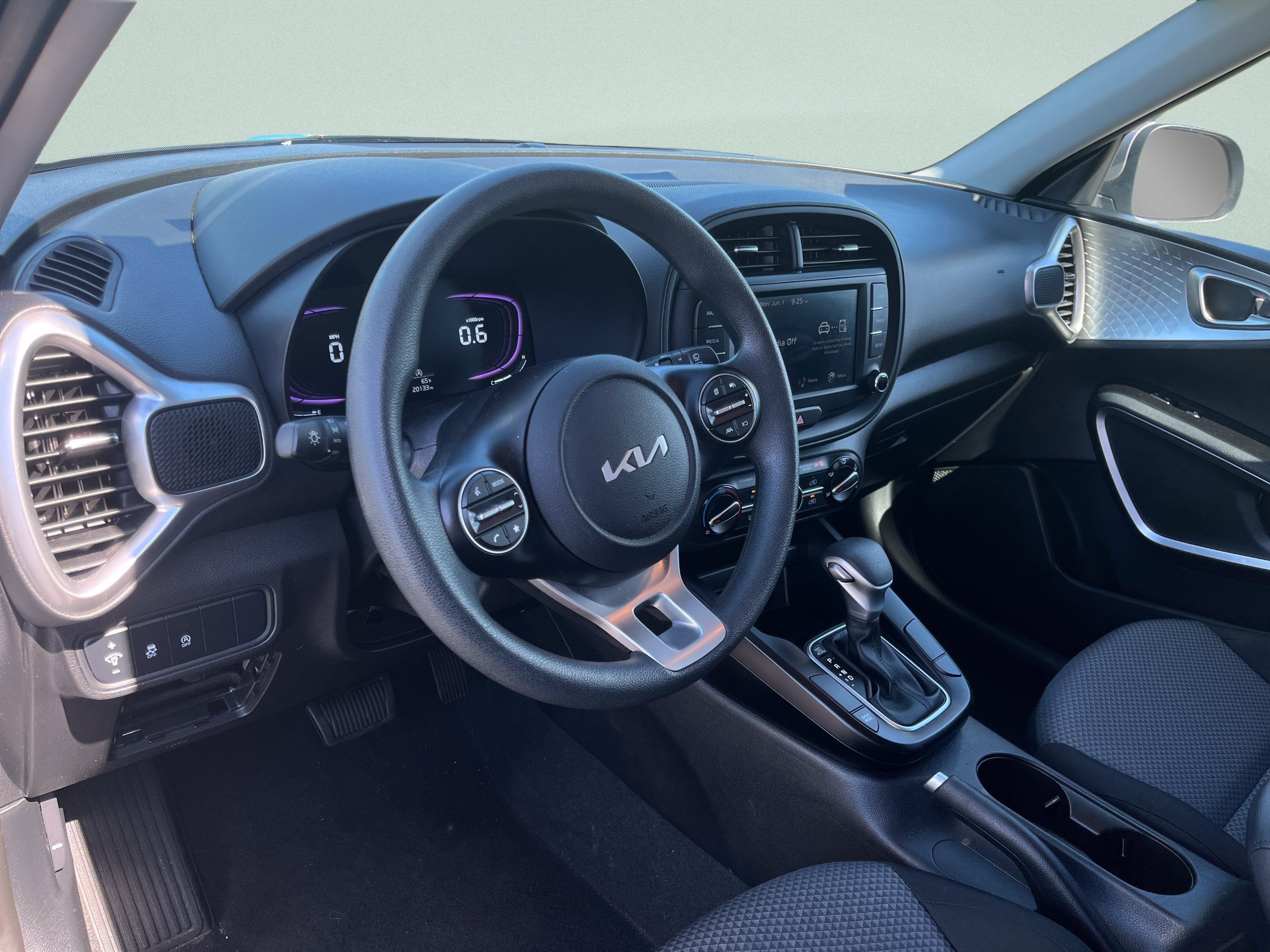 Used 2025 Kia Soul LX w/ LX Technology Package FWD image 16
