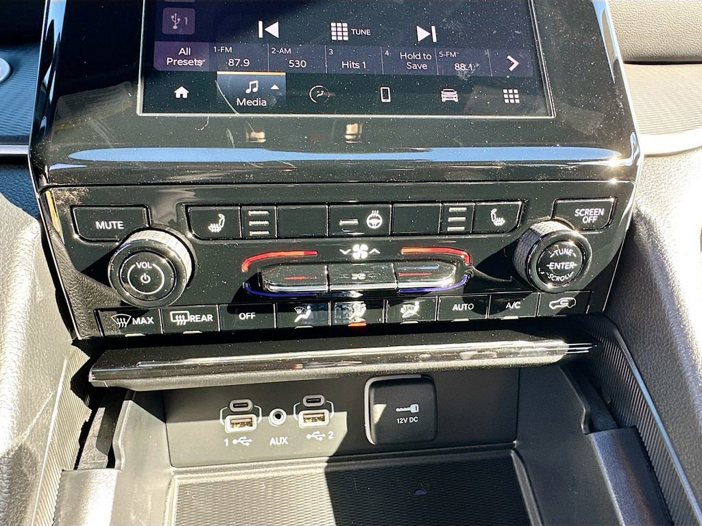 Used 2025 Jeep Grand Cherokee Laredo RWD image 16
