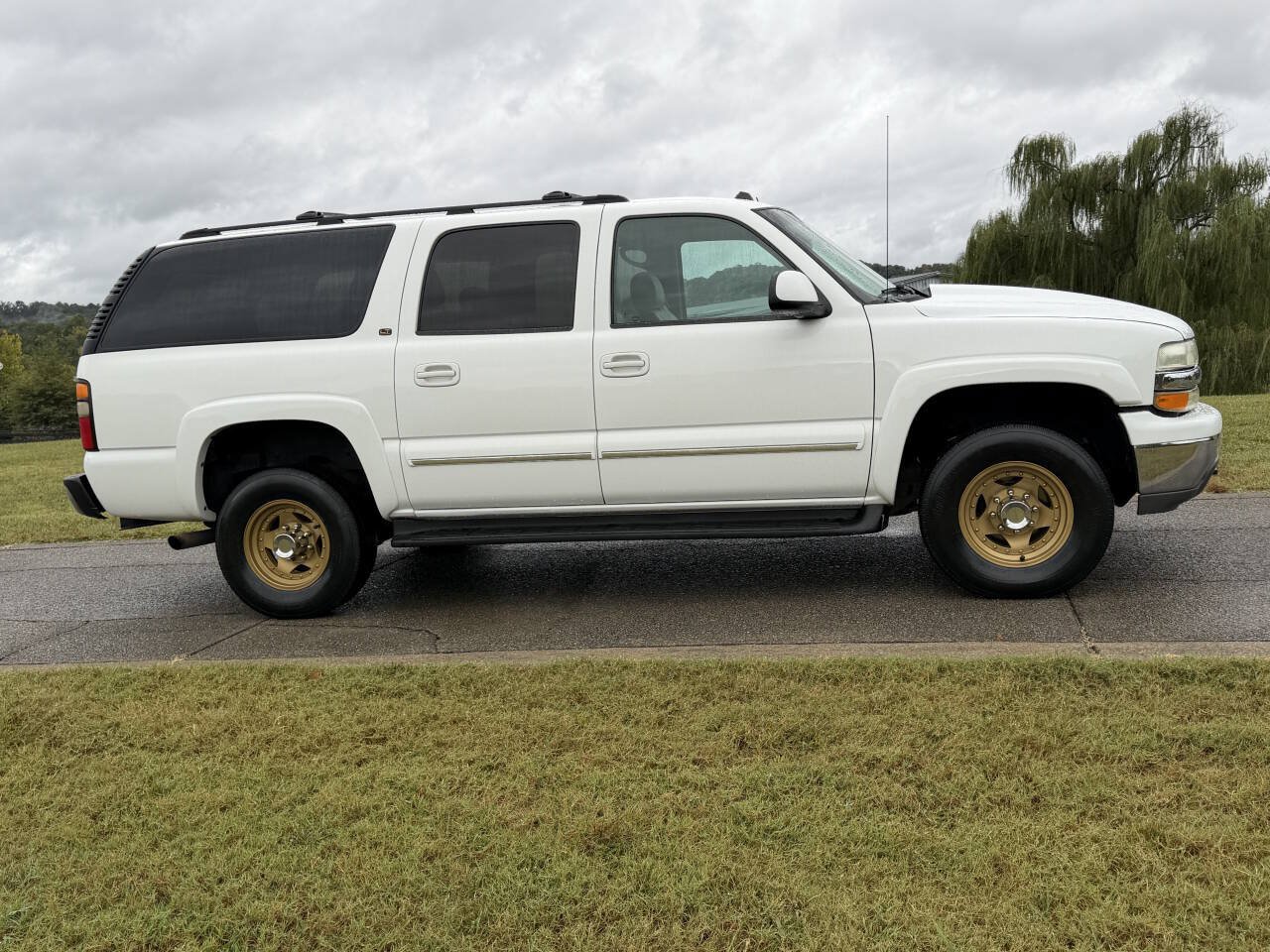 Used 2004 Chevrolet Suburban 2500 LT w/ Preferred Equipment Group AWD/4WD image 8