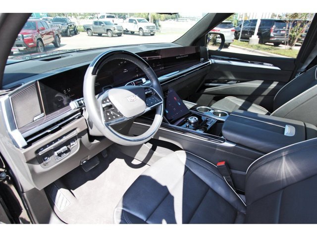 Used 2025 Cadillac Escalade ESV Sport AWD/4WD image 16