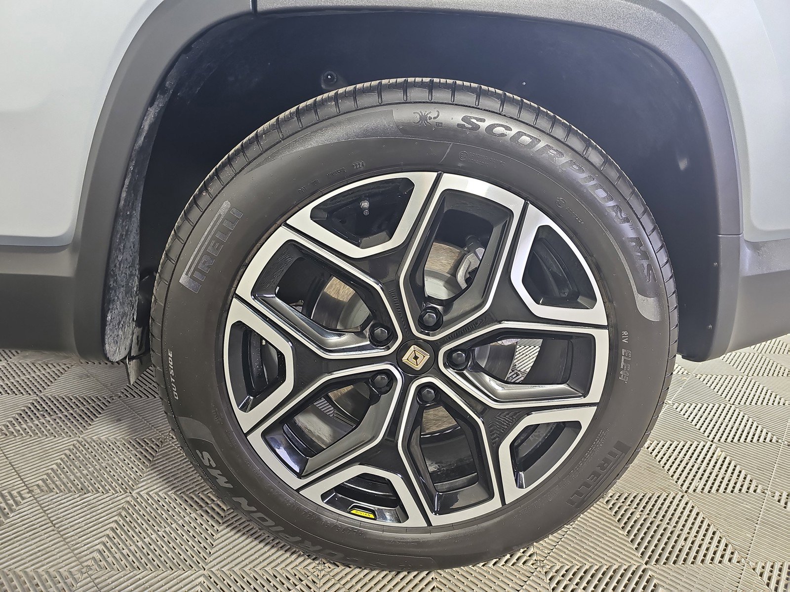 Used 2025 Rivian R1S Adventure image 10
