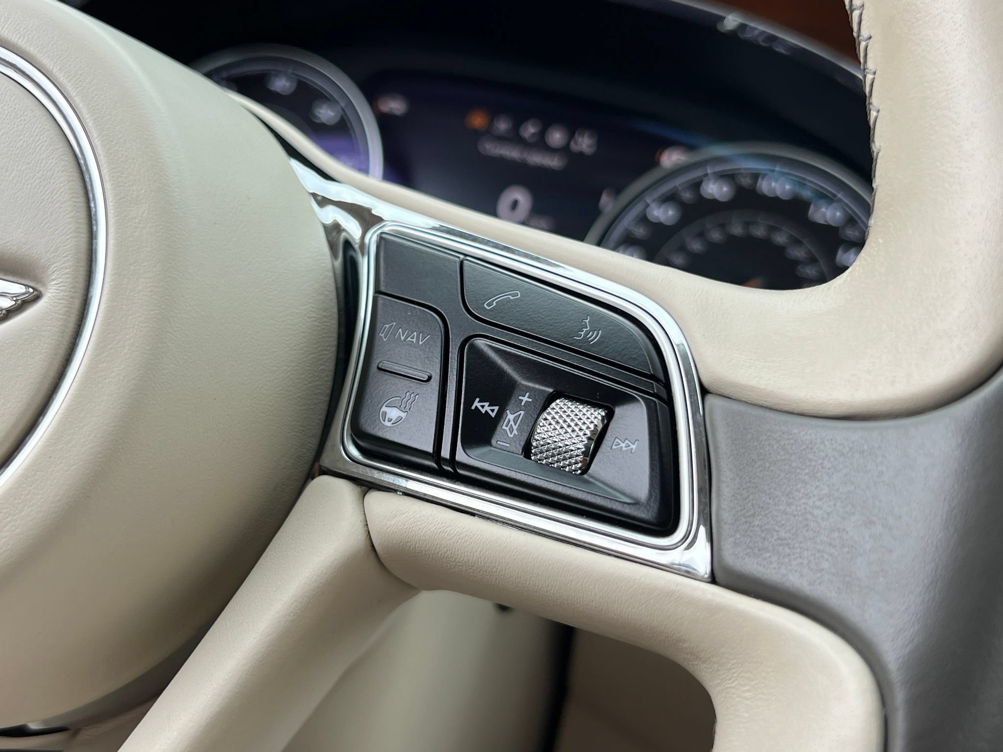 Used 2018 Bentley Bentayga AWD/4WD image 27