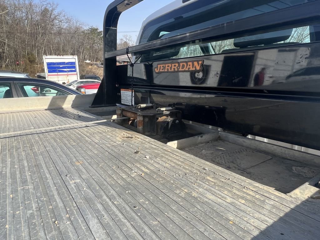 Used 2015 Ford F550 2WD Regular Cab Super Duty image 3