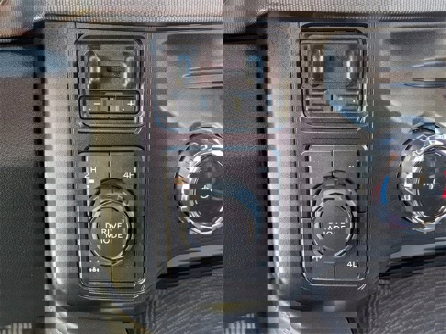 Used 2025 Ford F250 Platinum w/ FX4 Off-Road Package image 25