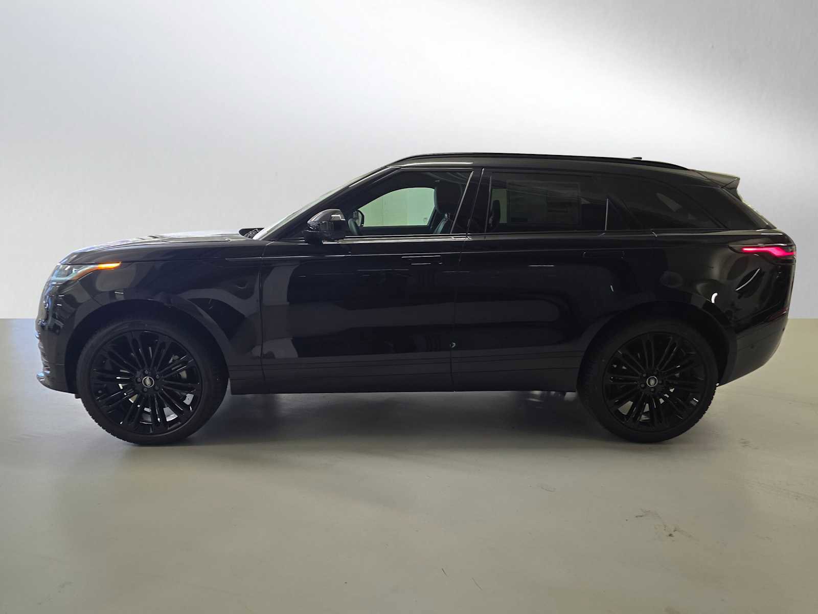 New 2026 Land Rover Range Rover Velar Dynamic SE image 2