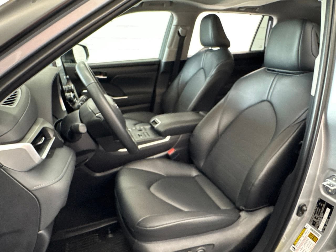 Used 2025 Toyota Highlander XLE AWD/4WD image 17