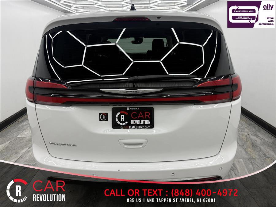 Used 2024 Chrysler Pacifica Touring-L FWD image 5