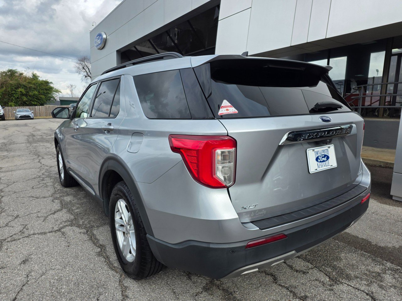 Used 2021 Ford Explorer XLT w/ Equipment Group 202A image 4